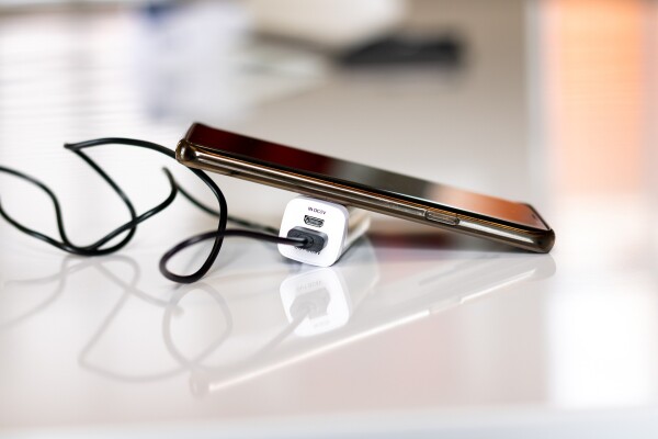 charging-phone-4874592_1920
